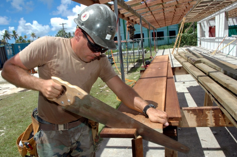 charpentier-ROQUESTERON-min_worker_construction_building_carpenter_male_job_build_helmet-893290